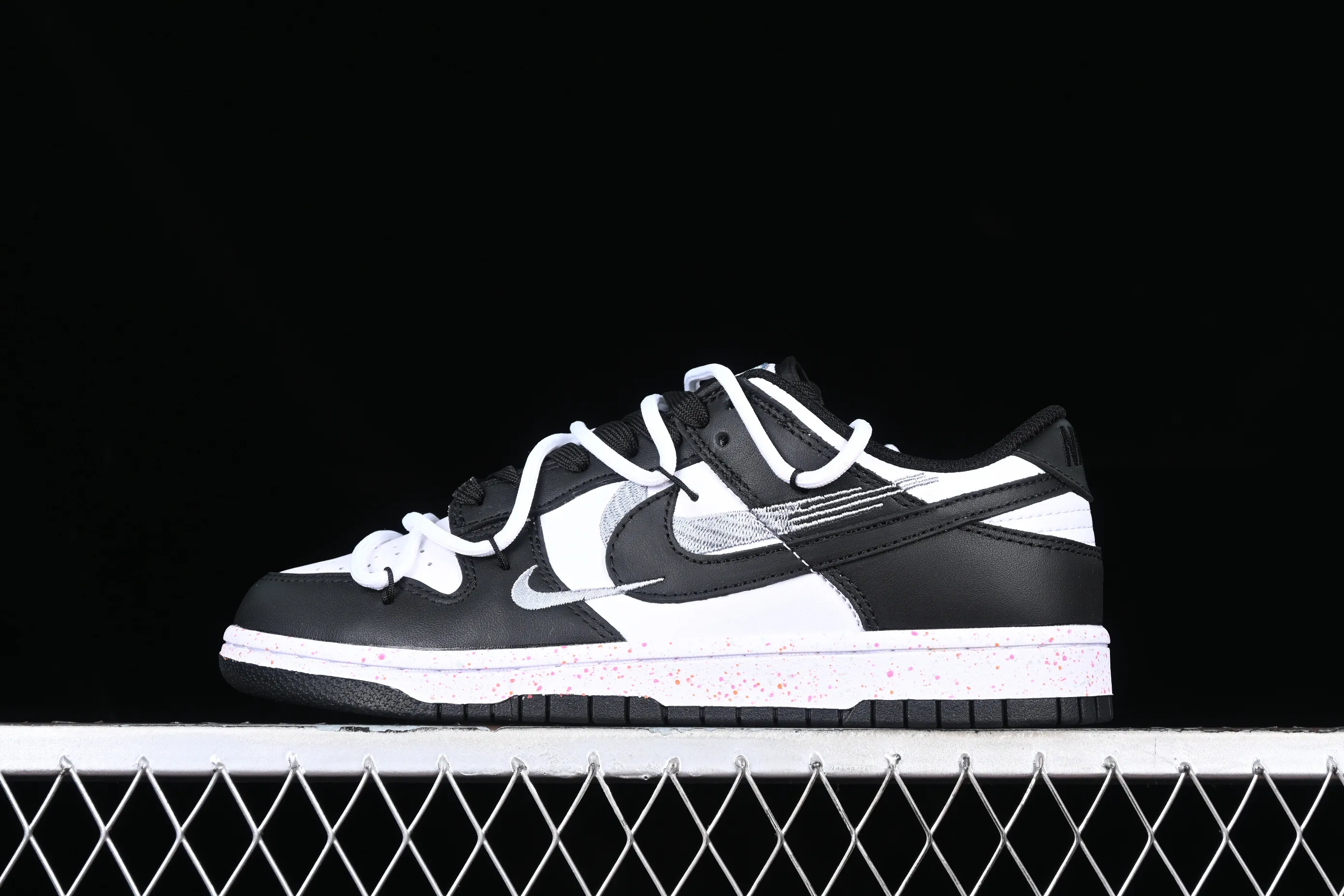 All Categories Nk SB Dunk Series Nk SB Dunk Low Low-top sneakers Gift box version Nk Dunk Low "Multi Color" Vibrant three hooks Customized version of deconstructed strap casual sneakers FD4623-131